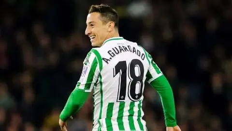Andrés Guardado sorprendió a su esposa con un piano de regalo de Navidad