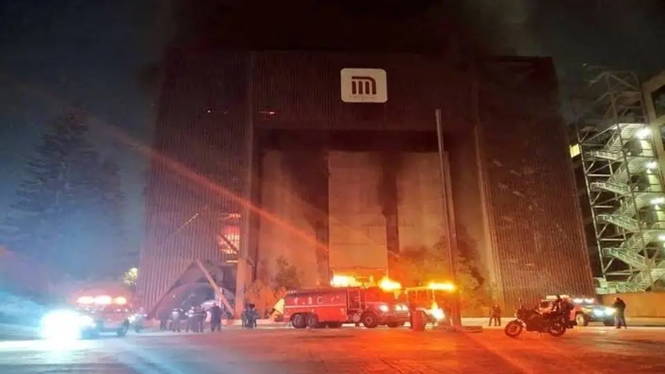 CDMX: Incendio en instalaciones del Metro deja un muerto; el servicio está suspendido