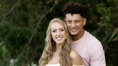 Mahomes y su prometida anunciaron la llegada de su primer hijo