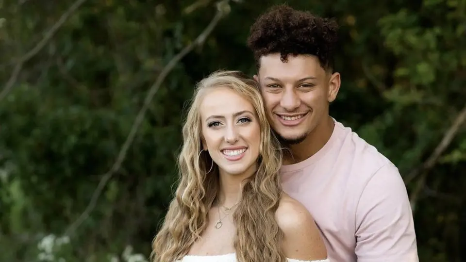 Mahomes y su prometida anunciaron la llegada de su primer hijo
