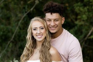 Mahomes y su prometida anunciaron la llegada de su primer hijo