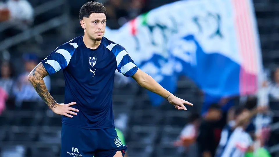 Lucas Ocampos calienta antes del duelo ante Chivas | Imago7