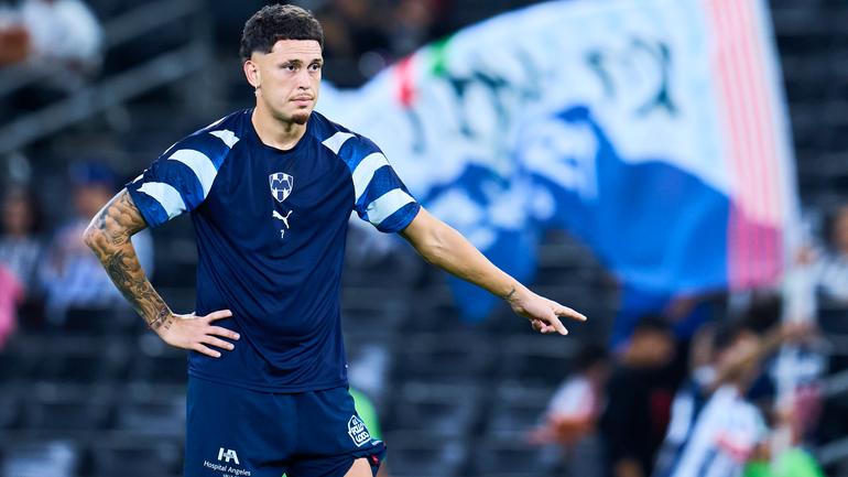 Lucas Ocampos calienta antes del duelo ante Chivas | Imago7