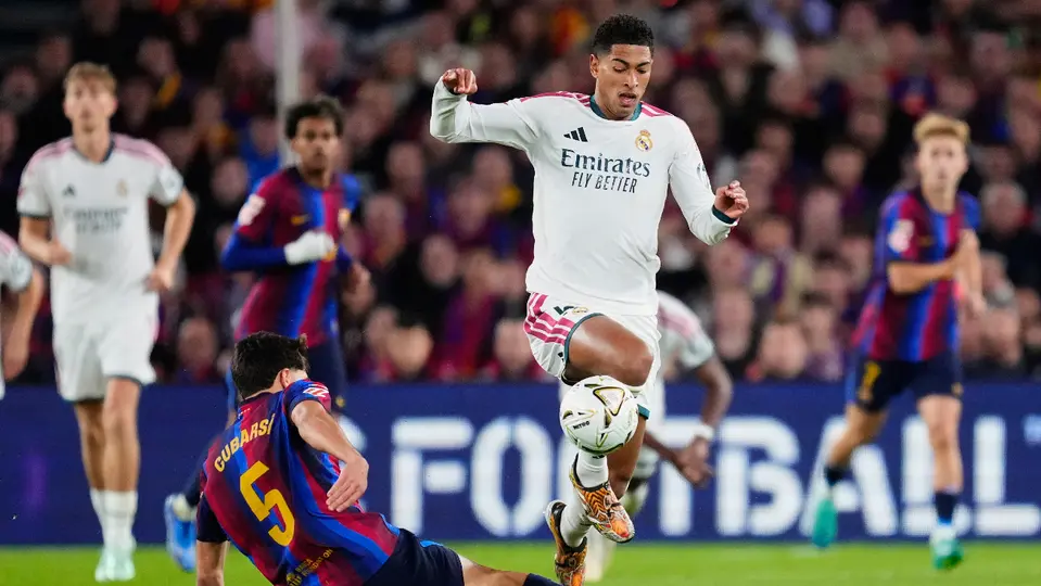 Bellingham disputando el balón en el Camp nou ante el Barcelona | AP