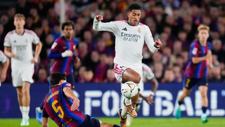 Bellingham disputando el balón en el Camp Nou ante el Barcelona | AP