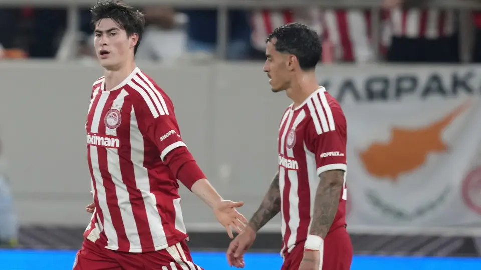 Armando 'Hormiga' González en celebración con Olympiacos | AP