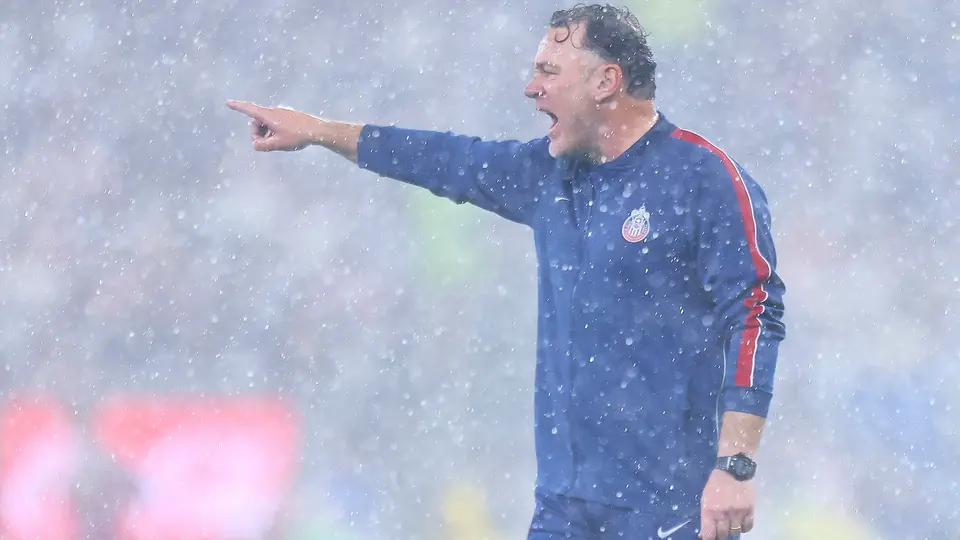Gabriel Milito debajo de una fuerte lluvia en el Rayados vs Chivas | Imago7