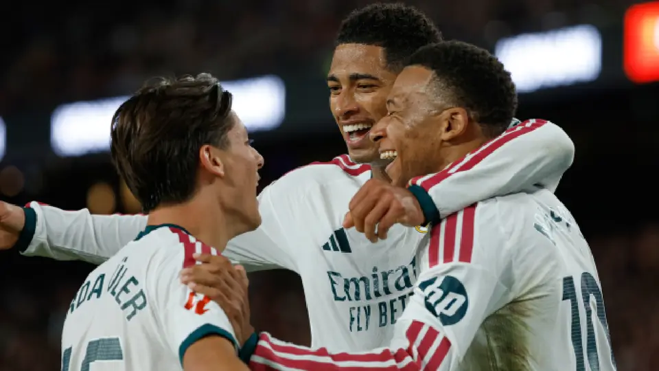 Real Madrid, con doblete de Mbappé, derrota al Barcelona y le quita el invicto