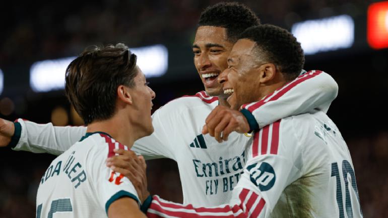 Mbappé celebra el gol ante el Barcelona con sus compañeros | AP