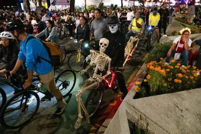 Catrinas, calaveras y bicicletas iluminadas destacaron durante la rodada nocturna./Especial