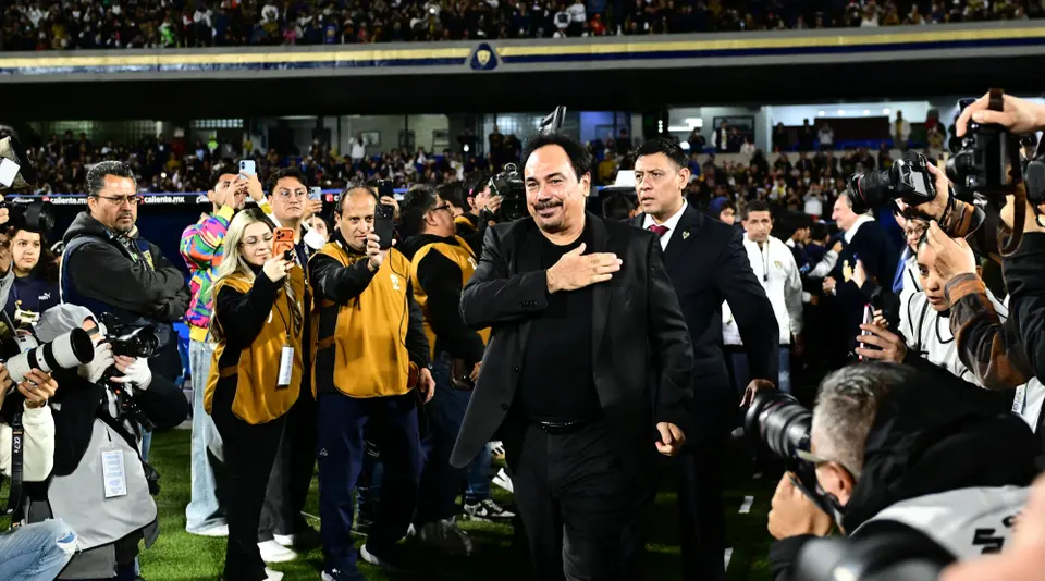 Hugo Sánchez recibiendo su homenaje por su 50 aniversario en Ciudad Universitaria | MEXSPORT
