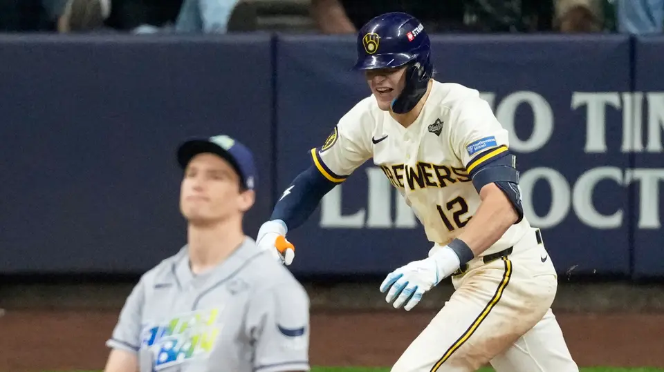 Cooper Pratt celebra uno de los hits que pegó en el segundo juego de la Serie Mundial | AP