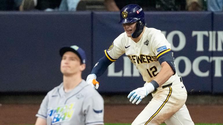 Cooper Pratt celebra uno de los hits que pegó en el segundo juego de la Serie Mundial | AP