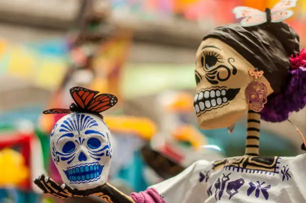 Las flores de cempasúchil y las mariposas monarca forman parte del simbolismo asociado al Día de Muertos./ Pixabay