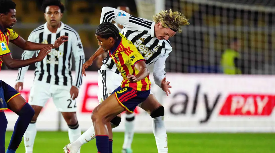 Jugadores de Juventus y Lecce haciendo todo por el balón | AP