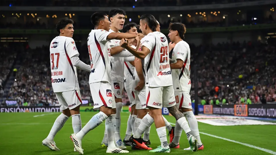 Jugadores de Chivas felicitan al 'Piojo' Alvarado en la Liga MX | IMAGO 7