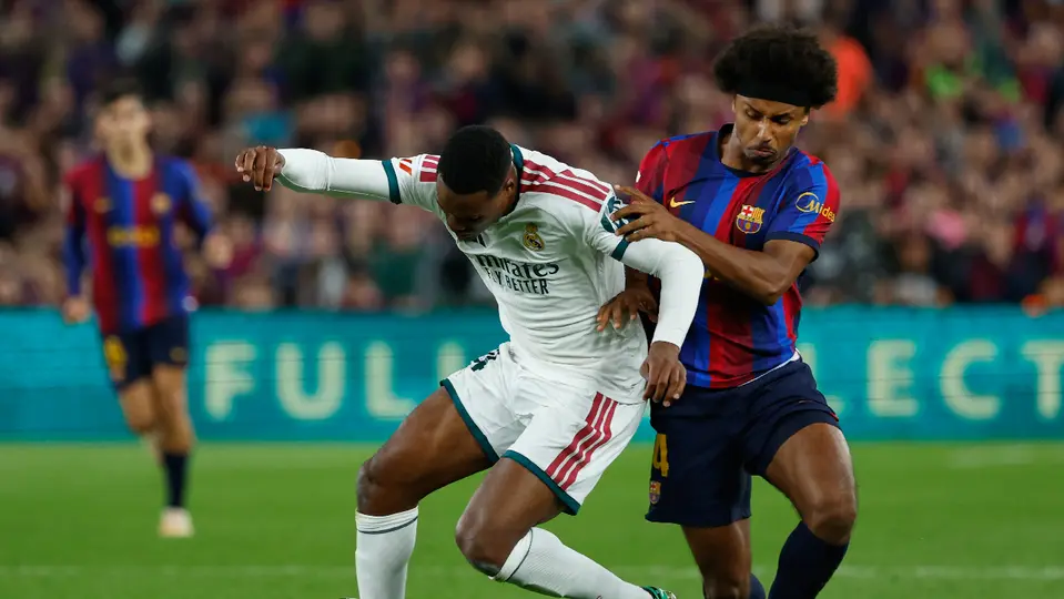 Dumfries disputando un balón con Adeyemi | AP