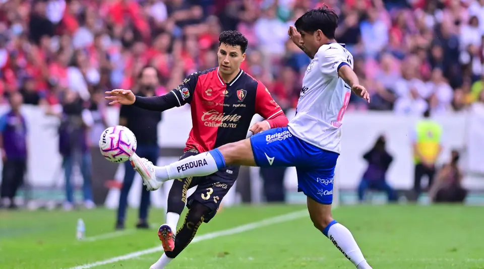 Atlas atacando al Puebla en los pies de Jorge Sánchez | MEXSPORT