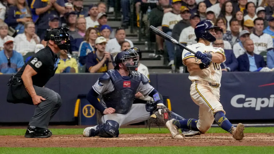 Momento en el que Sal Frelick conecta cuadrangular para Brewers | AP