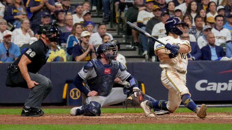 Momento en el que Sal Frelick conecta cuadrangular para Brewers | AP
