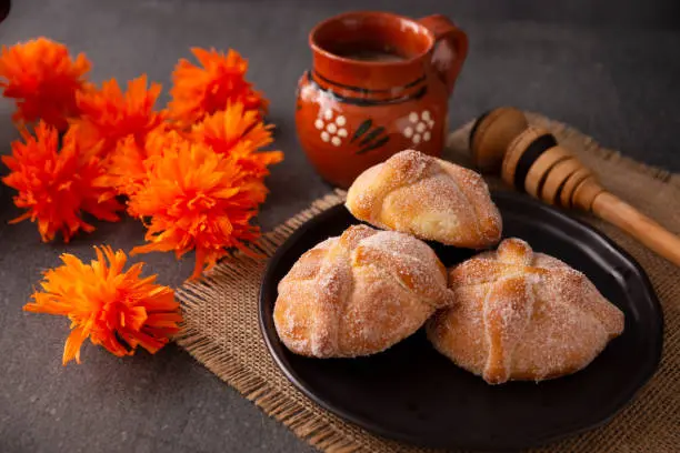 La forma y los huesitos del pan de muerto tienen un significado relacionado con la vida y la muerte./ Pixabay