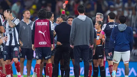 Auxiliar de Almeyda resalta el esfuerzo ante Chivas y pone en duda expulsión de Orbelín