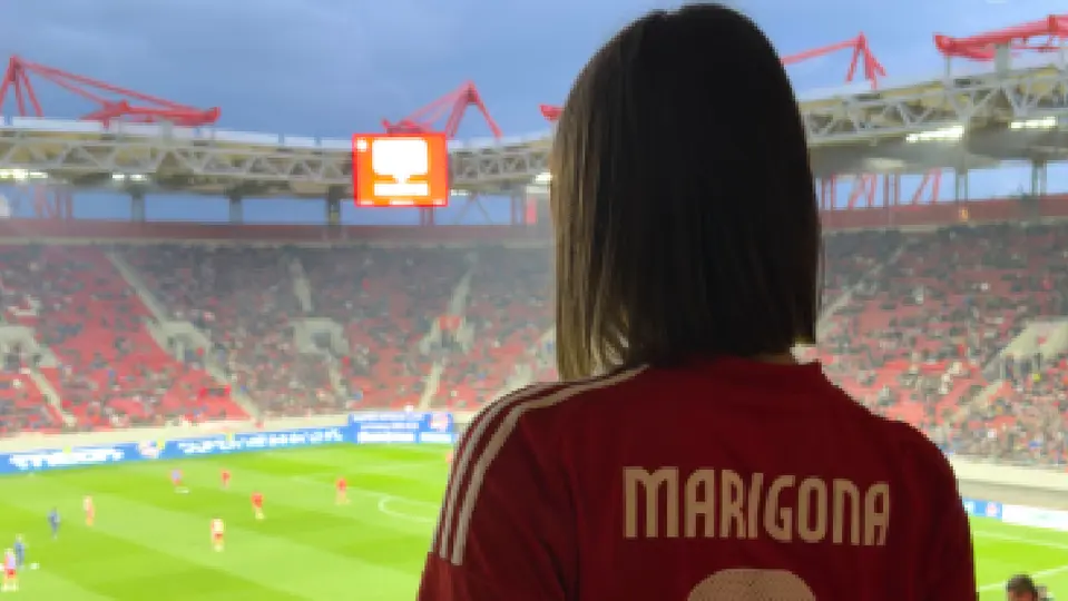 Influencer Marigona Gona desde el palco viendo un partido del Olympiacos | @Γηπεδο Γ.Καραισκακης