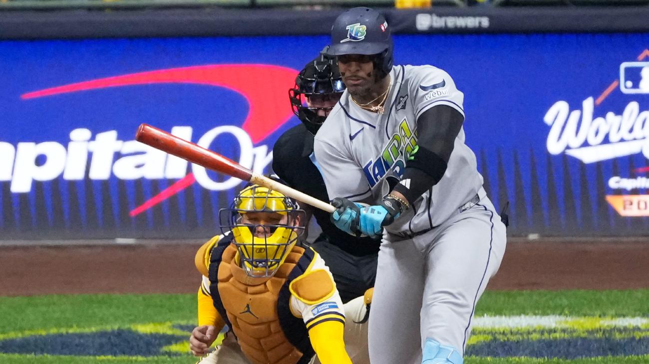 Yandy Díaz intenta conectar la pelota durante un duelo ante Milwaukee | AP