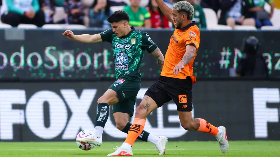 Jugadores de León y Toluca pelean por un balón en medio campo | Mexsport