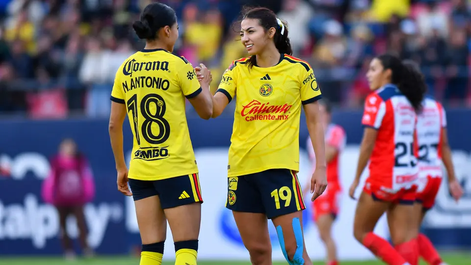 Nancy Antonio y Montse Saldívar festejan un gol ante San Luis | Imago7