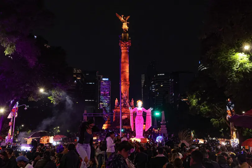 La concentración de peatones complicó el paso de los ciclistas cerca del Ángel de la Independencia./@cdmx