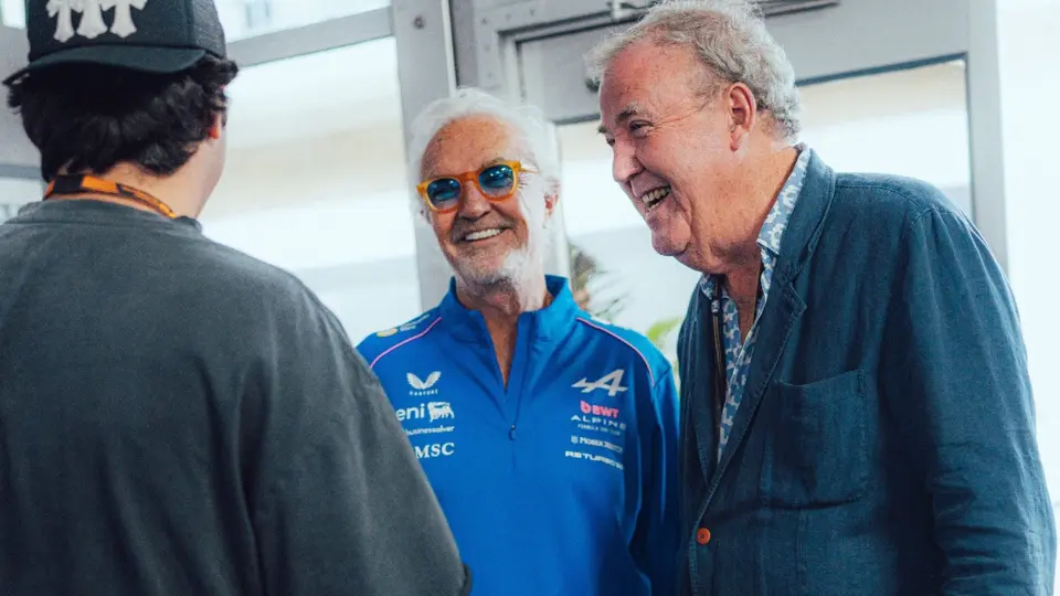 Jeremy Clarkson con Flavio Briatore de Alpine | X: @AlpineF1Team