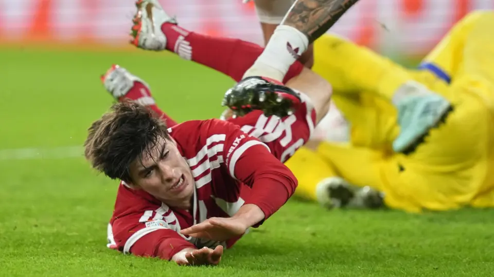 Armando 'Hormiga' González en partido con Olympiacos | AP
