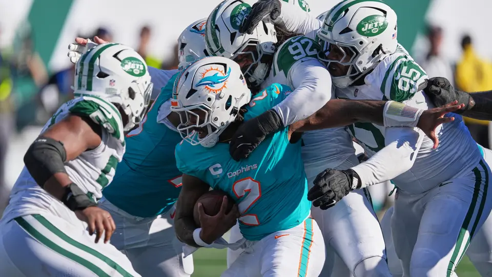 Nate Lynn trata de robarle el ovoide a Malik Willis | AP