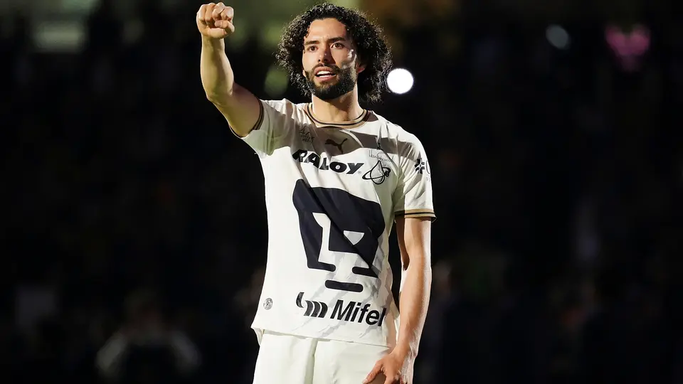 Chino Huerta en el himno universitario | Imago7