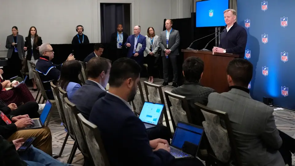 Roger Goodell, comisionado de la NFL, en conferencia de prensa con los dueños de los equipos | AP