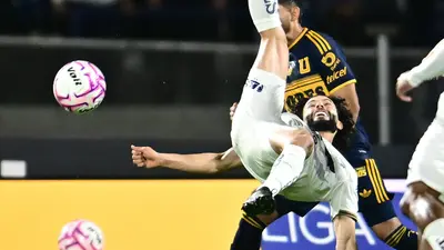 ¡Casi, pero no! Chino Huerta trata de emular a Hugo Sánchez y hace el oso