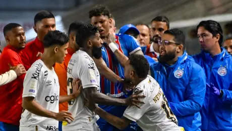 VIDEO: Neymar 'pierde la cabeza' y se lanza contra rival luego de lo expulsaron por taparse la boca