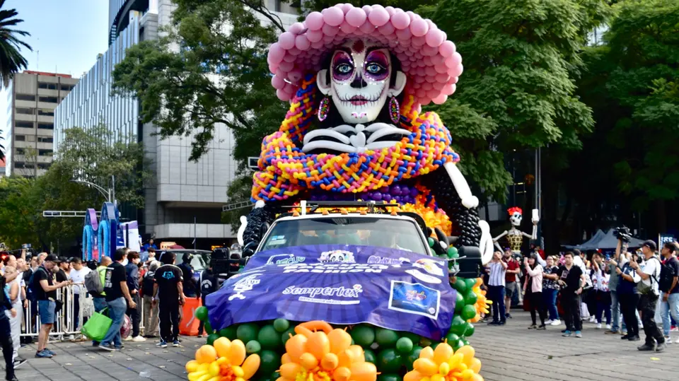La Mega Procesión de las Catrinas reunirá a cientos de participantes con maquillaje y vestuarios inspirados en el Día de Muertos. / @turismocdmx