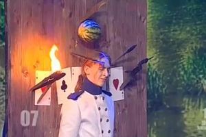 El peor lanzador de cuchillos deja herido a su asistente