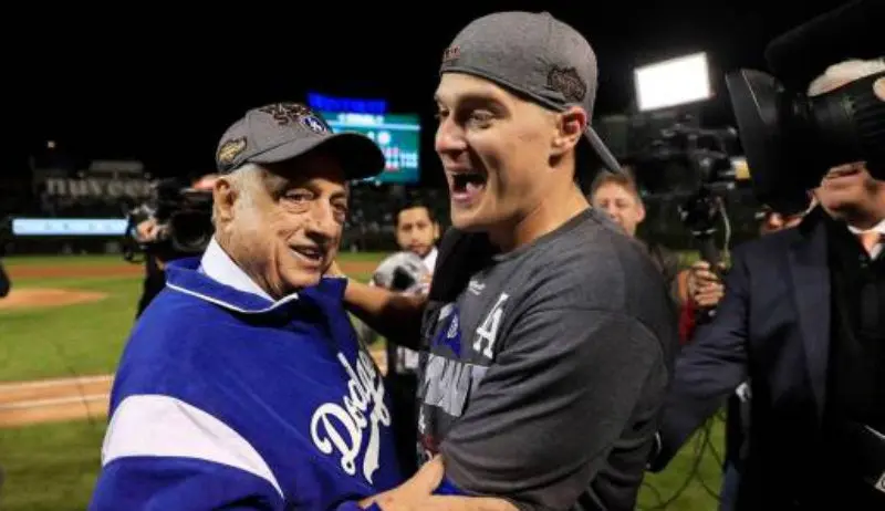 Lasorda celebrando el título de 2020 con los jugadores de los Dodgers | AP