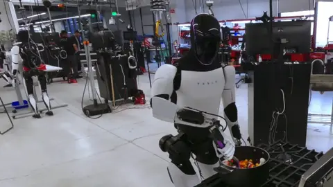 Optimus de Elon Musk: cuándo podrás comprar el robot humanoide y cuánto costará