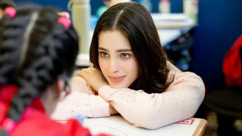 Fátima Bosch juega descalza con niños en Guatemala y es comparada con la princesa Diana / VIDEO
