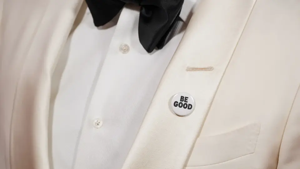 El actor portó unos botones con la frase “BE GOOD” durante la ceremonia de los Golden Globes 2026. / AP