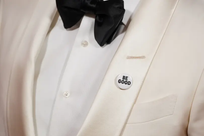 El actor portó unos botones con la frase “BE GOOD” durante la ceremonia de los Golden Globes 2026. / AP