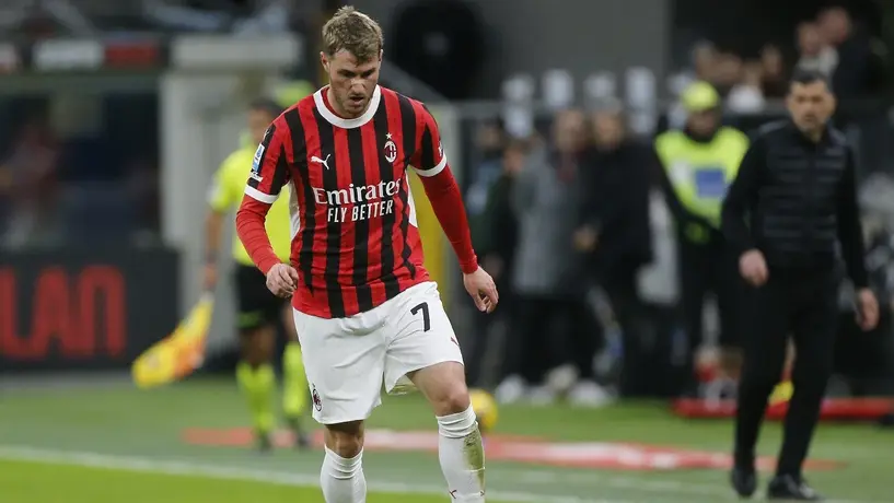 Santiago Giménez, en la mira de la Premier League tras meses sin jugar en AC Milan