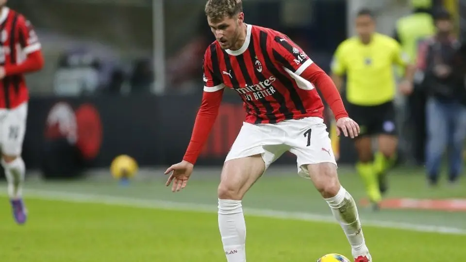 DT del Milan anticipa regreso de Santiago Giménez