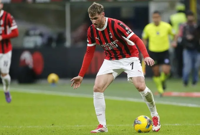 DT del Milan anticipa regreso de Santiago Giménez