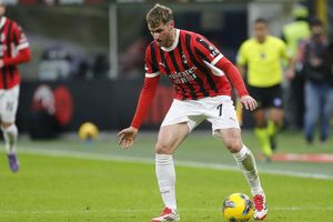 DT del Milan anticipa regreso de Santiago Giménez