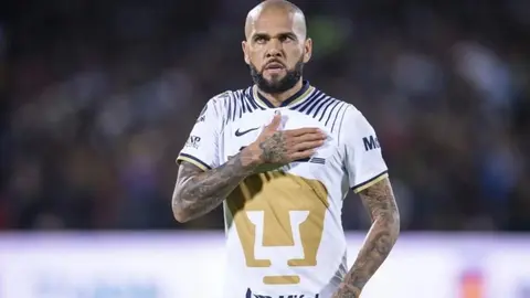 Dani Alves 'se viste de gala' en redes sociales con el jersey del Tri